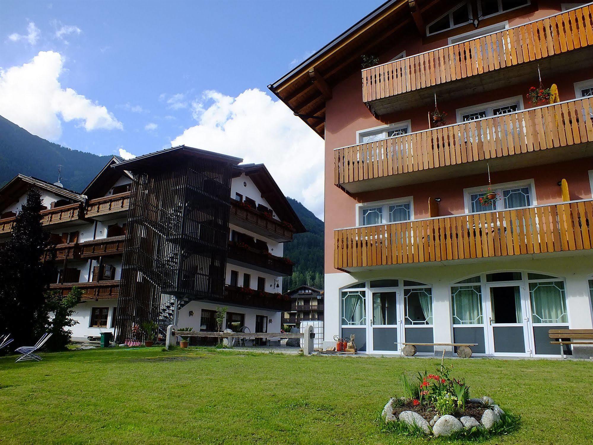 Hotel Garni Al Nardis Carisolo Exterior photo